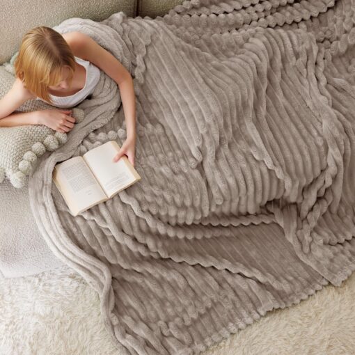 Bedsure Pure White Plush Blanket - Image 2