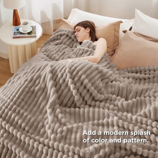 Bedsure Pure White Plush Blanket - Image 5